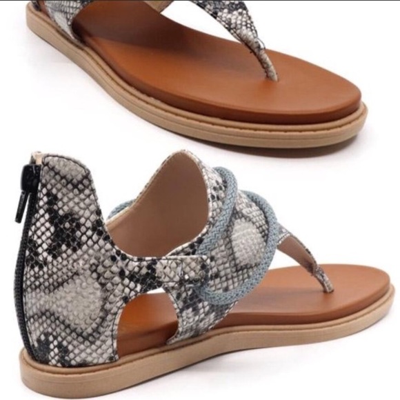 NIB Snakeskin gladiator style sandals w. Zipper on back. Flat bouncy comfy sole - Picture 2 of 4